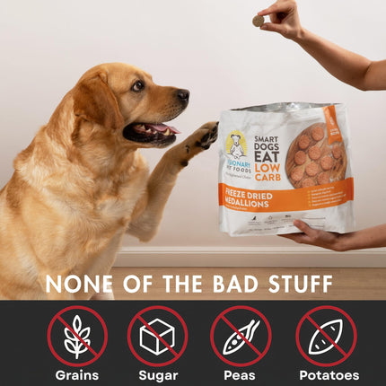 Golden retriever with freeze dried chicken medallions dog food, grain-free, low carb, LITTLE PAW